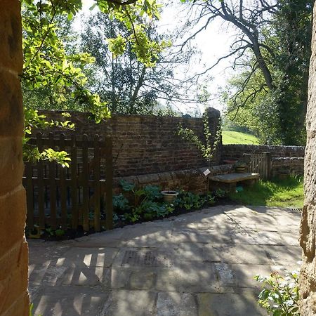 Shed End, In 18Th Century Lothersdale Mill Bd20 8En Extérieur photo