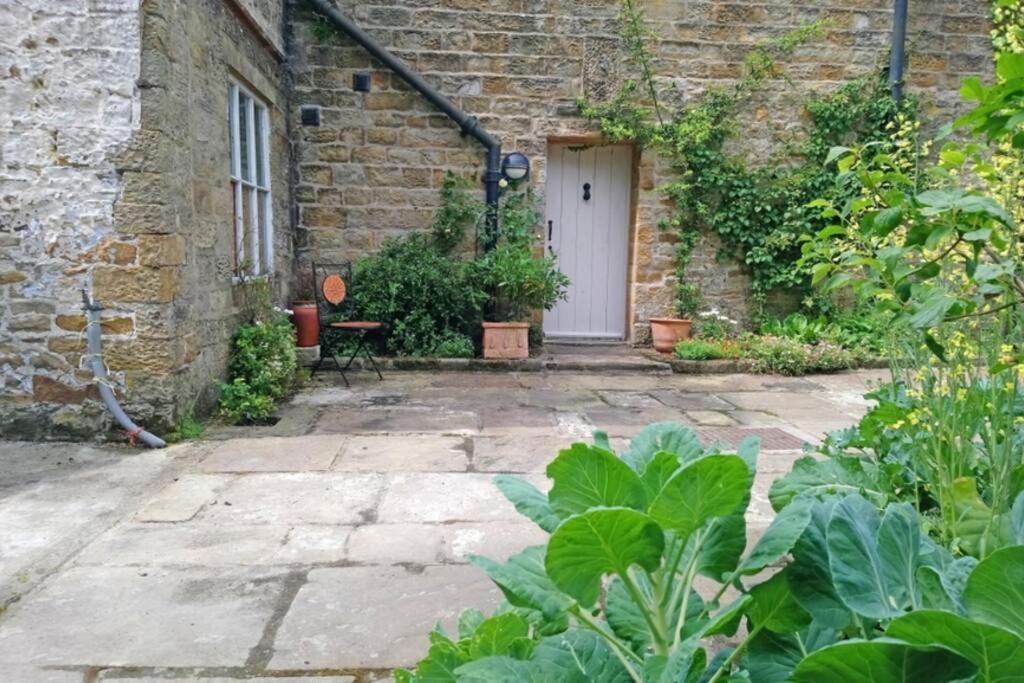 Shed End, In 18Th Century Lothersdale Mill Bd20 8En Extérieur photo