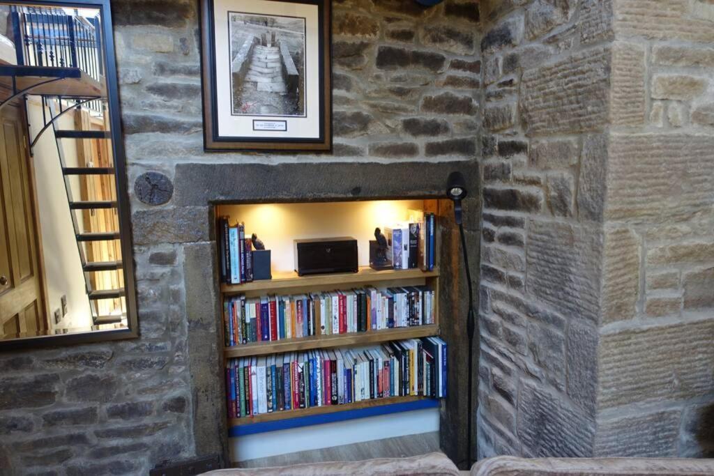 Shed End, In 18Th Century Lothersdale Mill Bd20 8En Extérieur photo