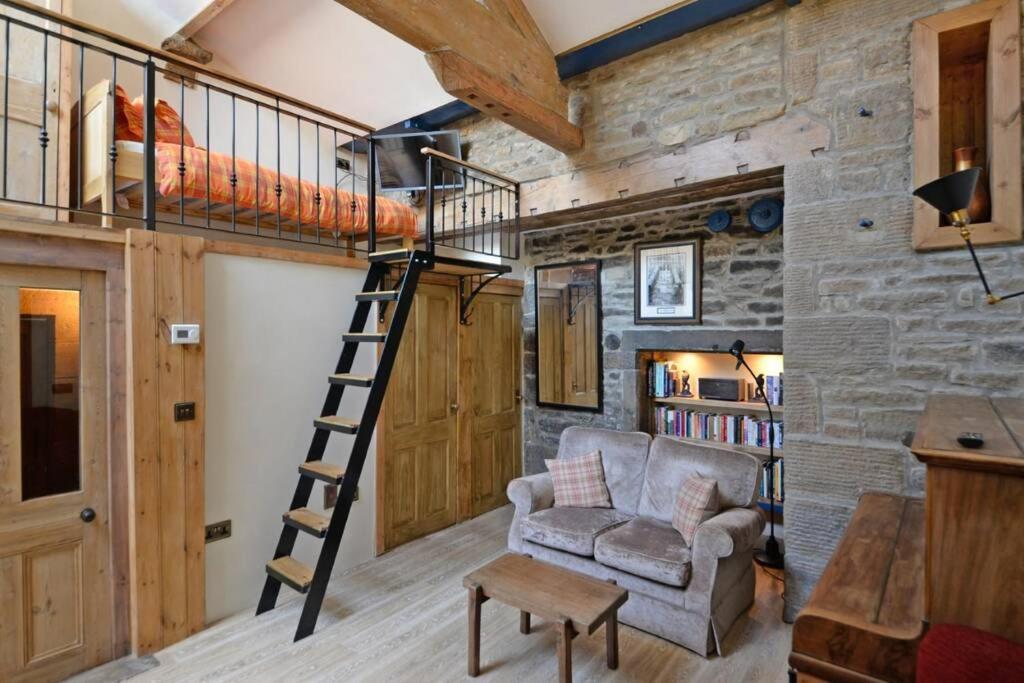 Shed End, In 18Th Century Lothersdale Mill Bd20 8En Extérieur photo