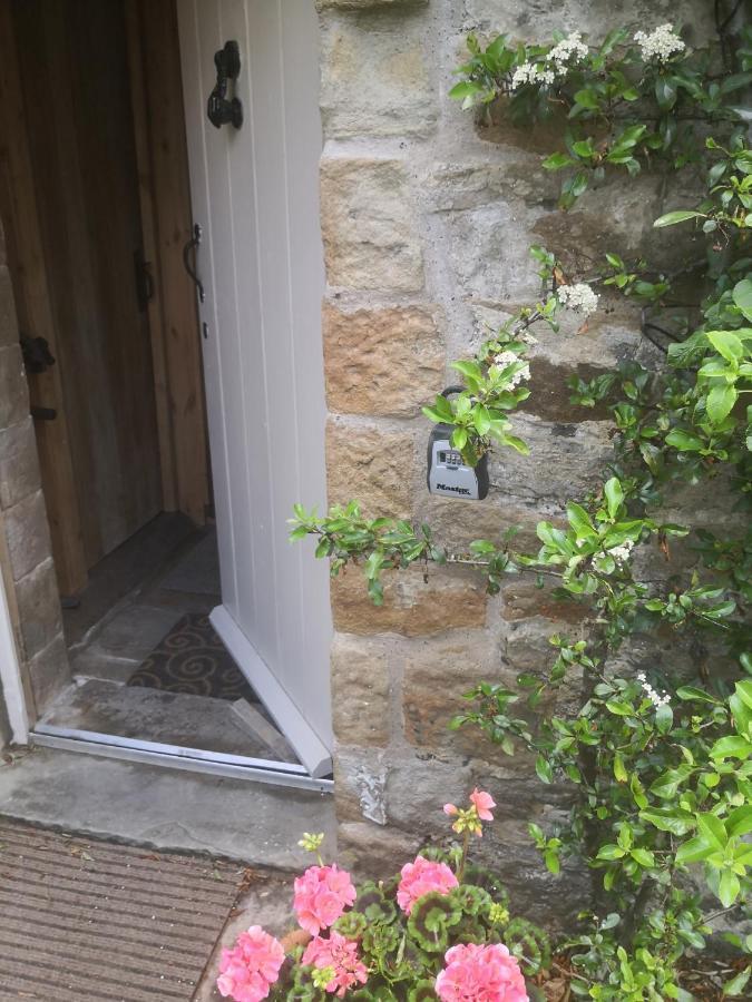 Shed End, In 18Th Century Lothersdale Mill Bd20 8En Extérieur photo