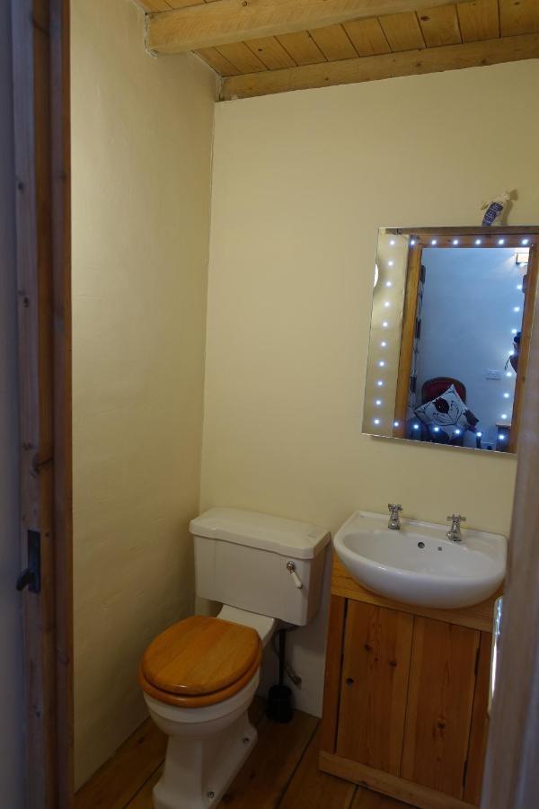 Shed End, In 18Th Century Lothersdale Mill Bd20 8En Extérieur photo