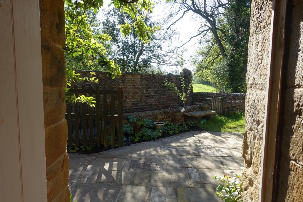 Shed End, In 18Th Century Lothersdale Mill Bd20 8En Extérieur photo